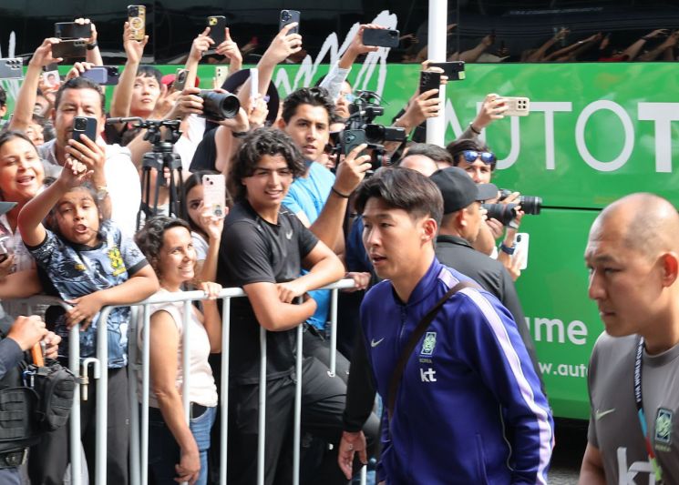 South Korean national football team captain Son Heung-min entered the accommodation on the 5th (local time) in Guadalajara, Mexico, where the first group stage match of the 2026 North and Central America World Cup is being held, receiving a warm welcome from local fans. Photo by Yonhap News