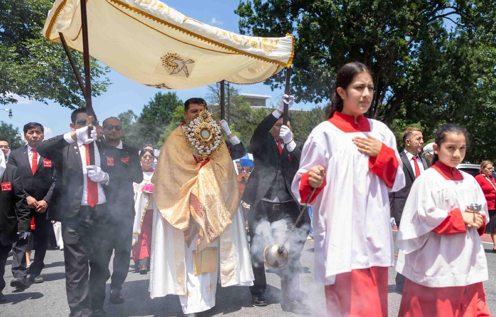 On Corpus Christi, US parishes show solidarity with migrants, refugees and urge their protection