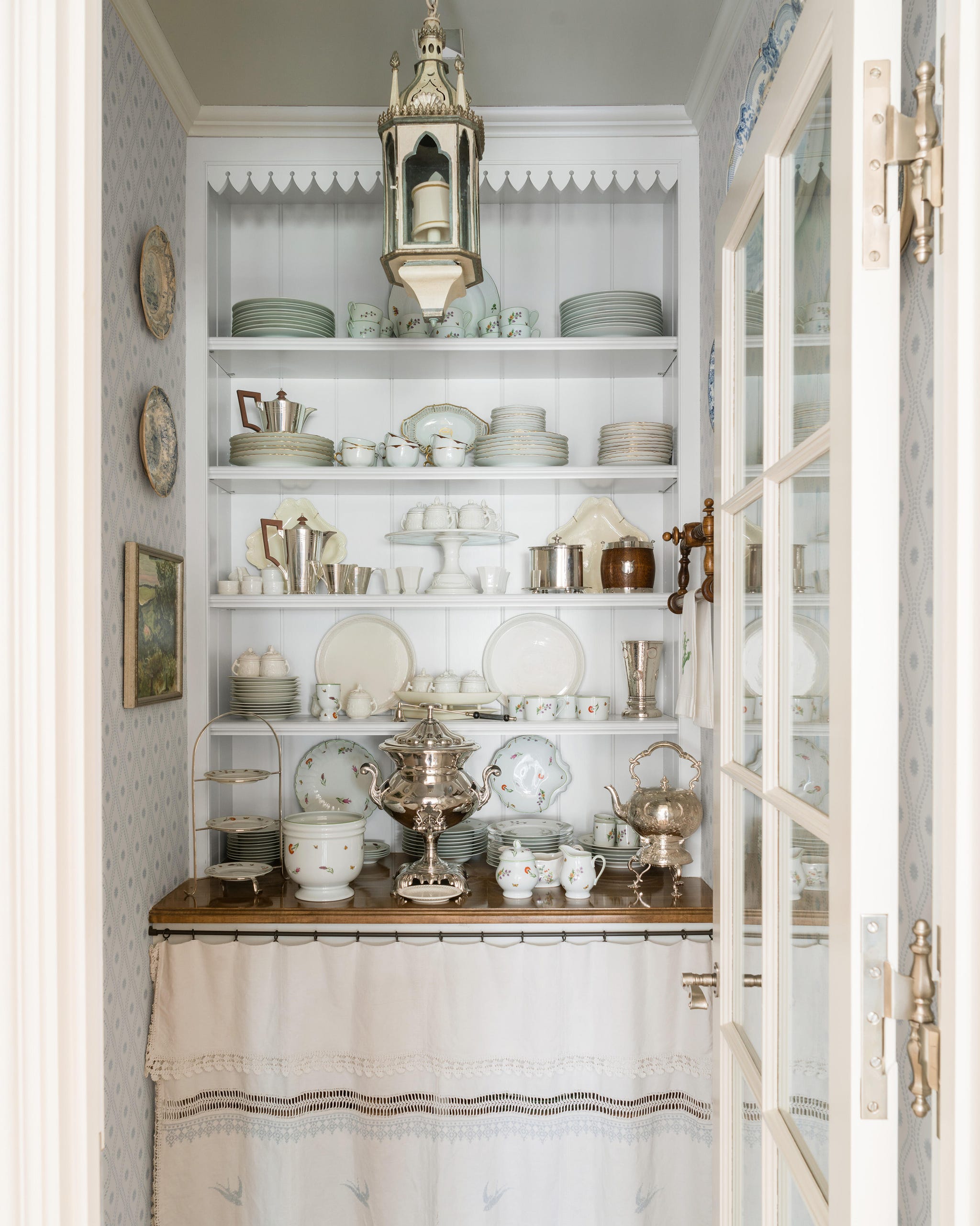 Organized pantry shelves in a Dallas kitchen by Kincaid Organized pantry shelves in a Dallas kitchen by Kincaid