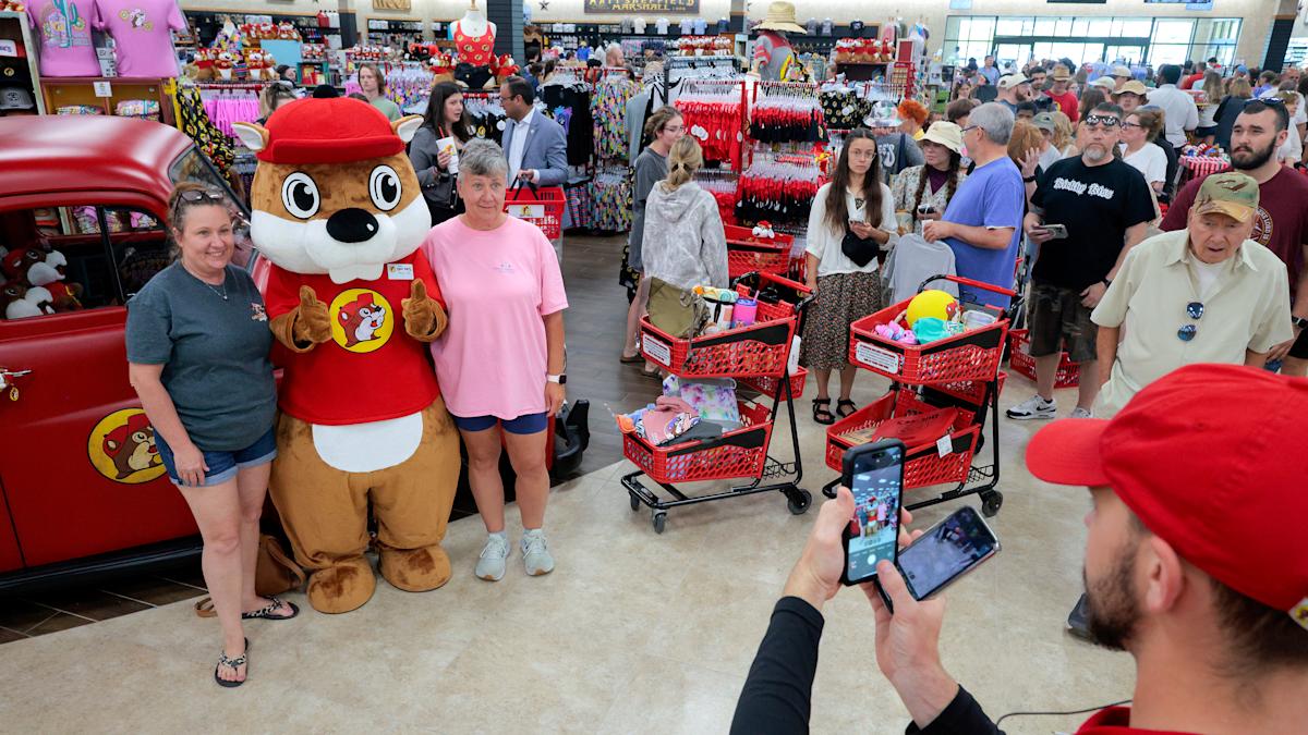 Fort Worth organizes Buc’ee’s-and-more shuttles as World Cup visitors embrace Americana