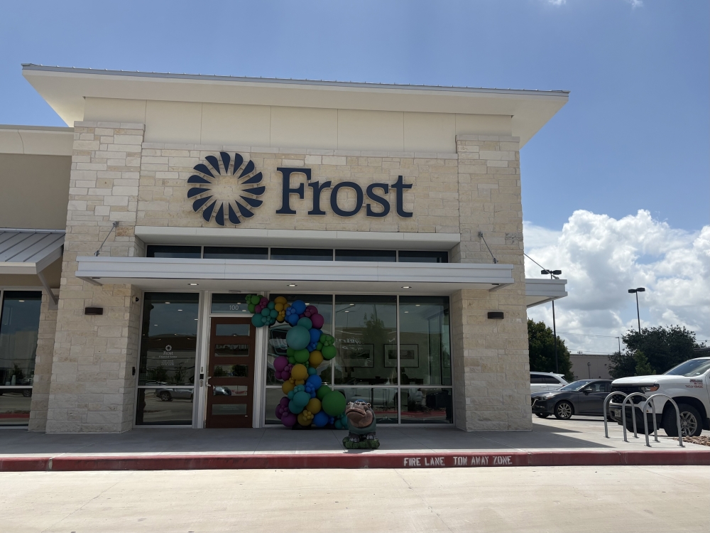 Frost Bank opened a new location at the Townwest Commons shopping center in Hutto June 1. (Jillian Nachtigal/Community Impact)