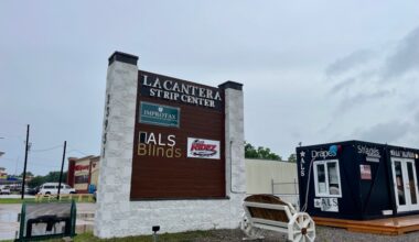 La Cantera Strip Center sign with "Just Ridez" and other businesses