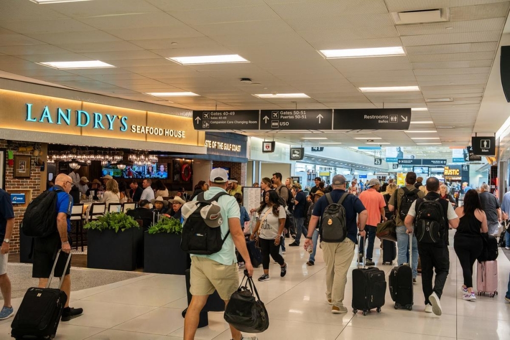 Landry's Seafood House serves a variety of seafood options as well as steaks, sandwiches, salads, pasta and breakfast options. (Courtesy Houston Airports)