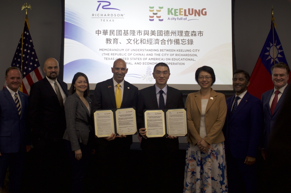 Richardson Mayor Amir Omar and Keelung City Mayor Kuo-Liang Hsieh signed a memorandum of understanding between the two cities June 24. (Isabella Zeff/Community Impact)