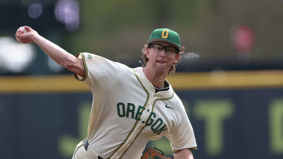Oregon's Cal Scolari (37) throws during an NCAA baseball game against Northwestern on Sunday, March 22, 2026, in Eugene, Ore. (AP Photo/Amanda Loman) (Amanda Loman/AP)