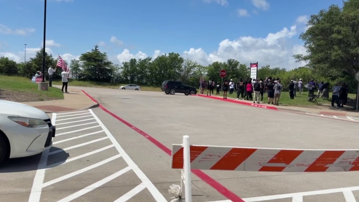 Sheriff’s deputies, protestors seen outside Collin County courthouse – NBC 5 Dallas-Fort Worth