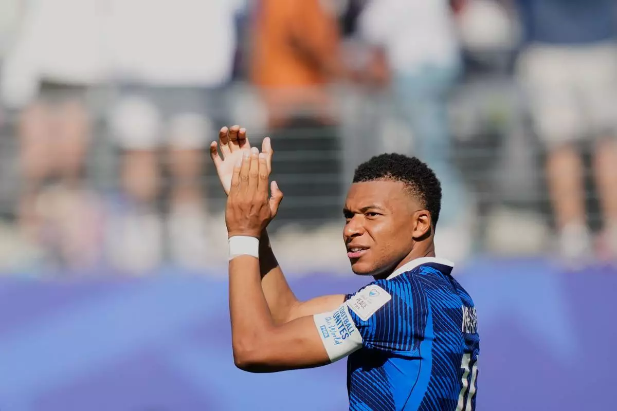 France's Kylian Mbappe applauds the fans at the end of during the World Cup Group I soccer match between France and Senegal in East Rutherford, N.J., near New York, Tuesday, June 16, 2026. (AP Photo/Yuki Iwamura)