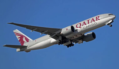 Video shows Boeing 777 making very low pass over Texas airfield