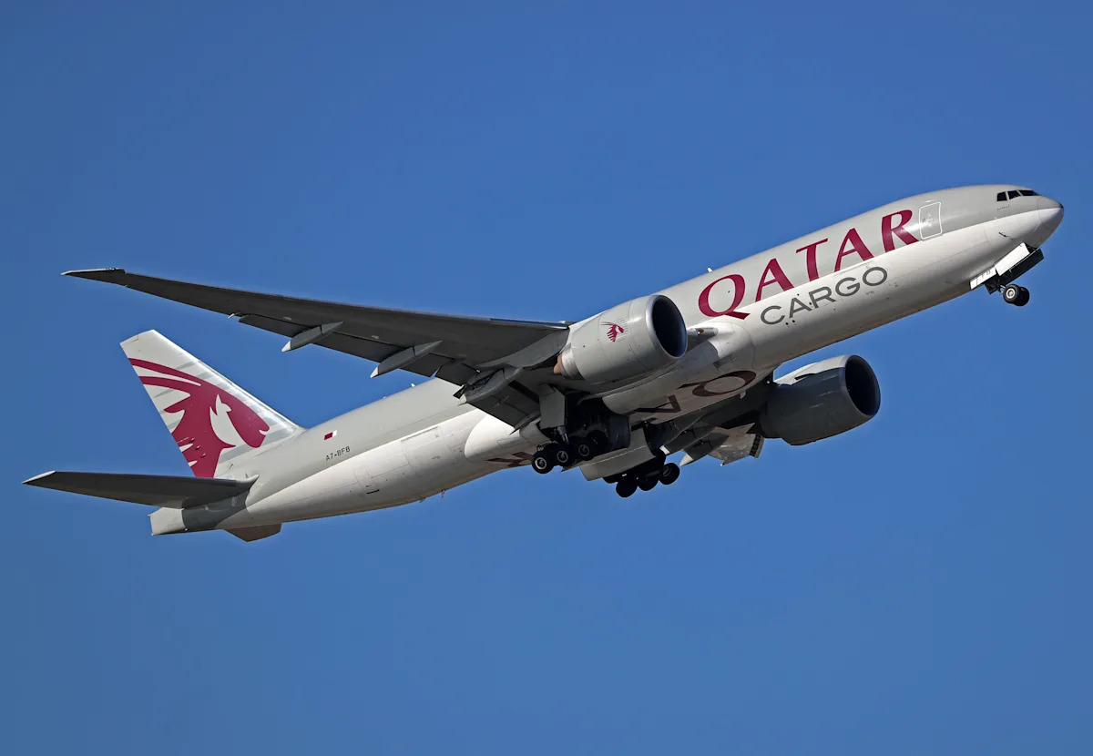 Video shows Boeing 777 making very low pass over Texas airfield