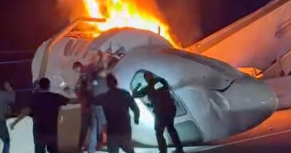 1 killed when small plane crashes on Texas highway. People leave vehicles to try to help | Nation & World
