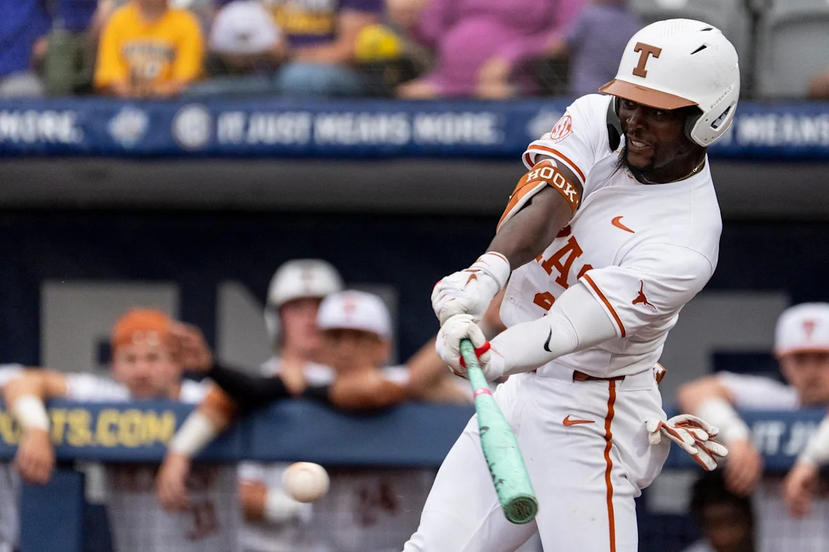 LIVE COVERAGE: Texas baseball hosts Oregon in NCAA Super Regional