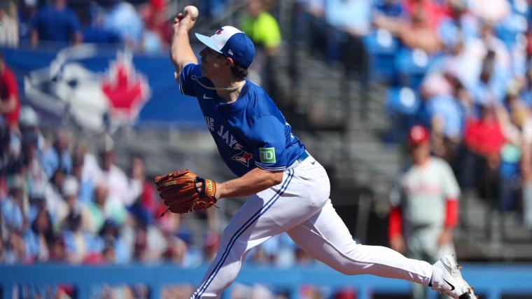 Blue Jays' Chad Dallas makes jaw-dropping behind-the-back snag to escape trouble in memorable MLB debut