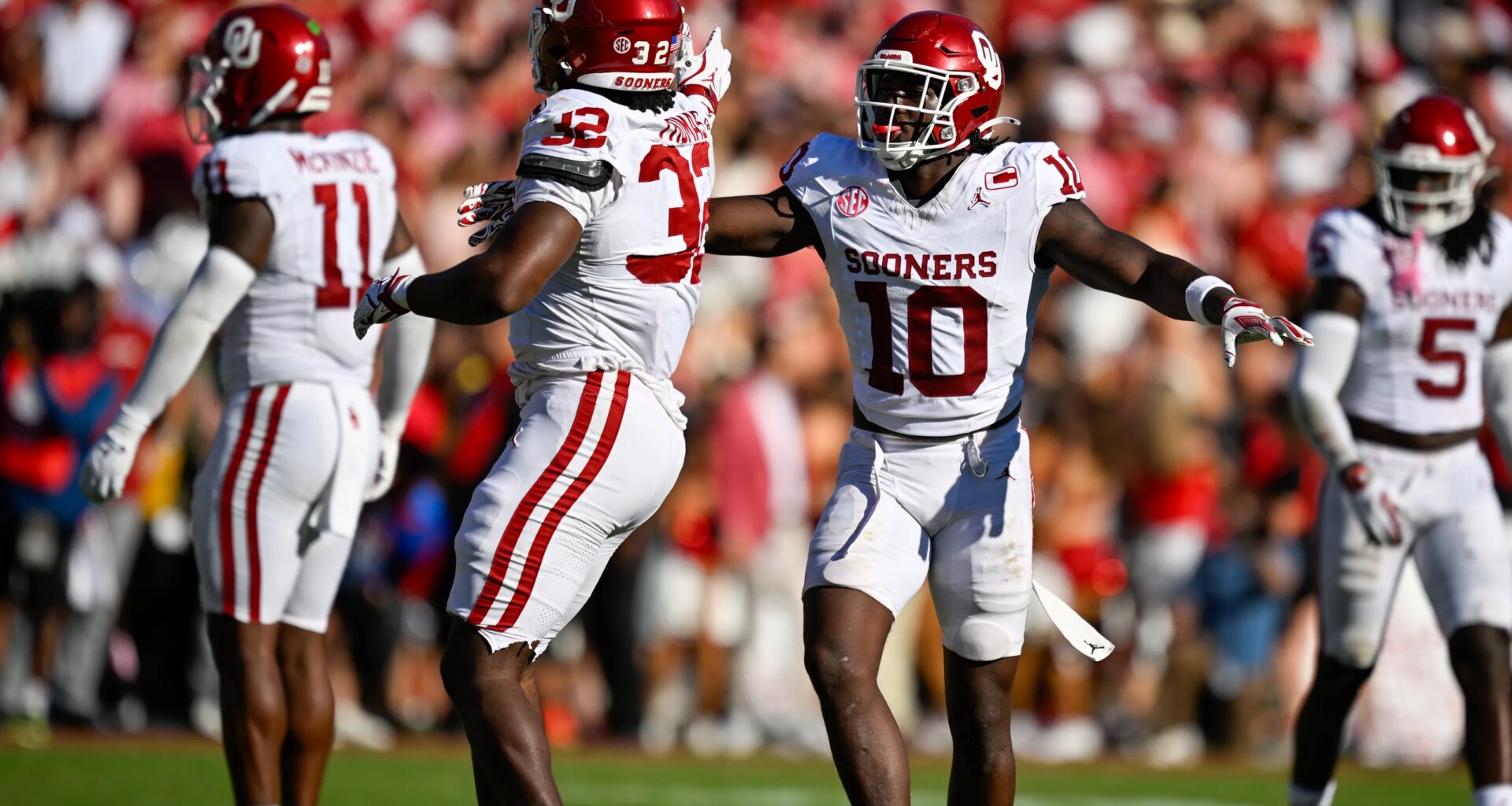 Kip Lewis responds to Texas' Colin Simmons rivalry comments