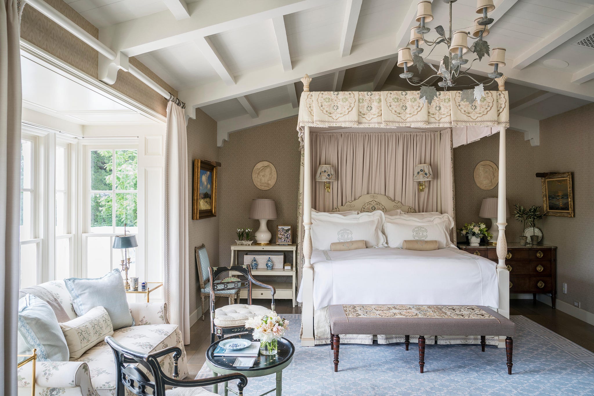 Primary bedroom in Kincaid Dallas with stylish decor Primary bedroom in Kincaid Dallas with stylish decor