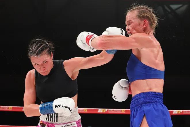 Stephanie Han def. Holly Holm, MVPW 03
