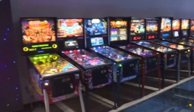 Retro arcade offers free play for dads on Father’s Day