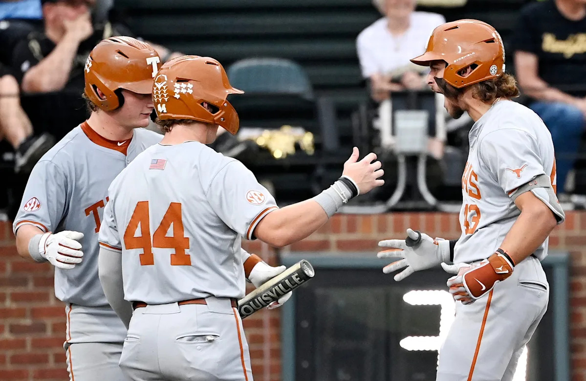 Texas baseball beats UCSB, advance to Super Regional