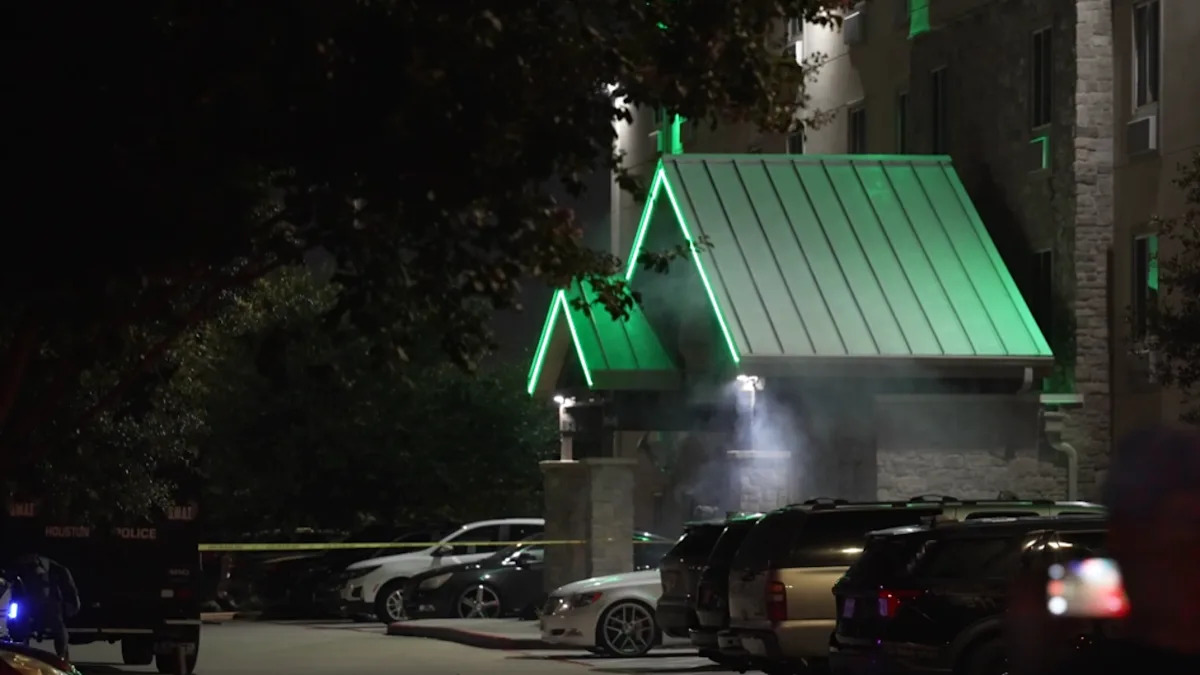 Houston man arrested after SWAT standoff, allegedly held girlfriend hostage at hotel