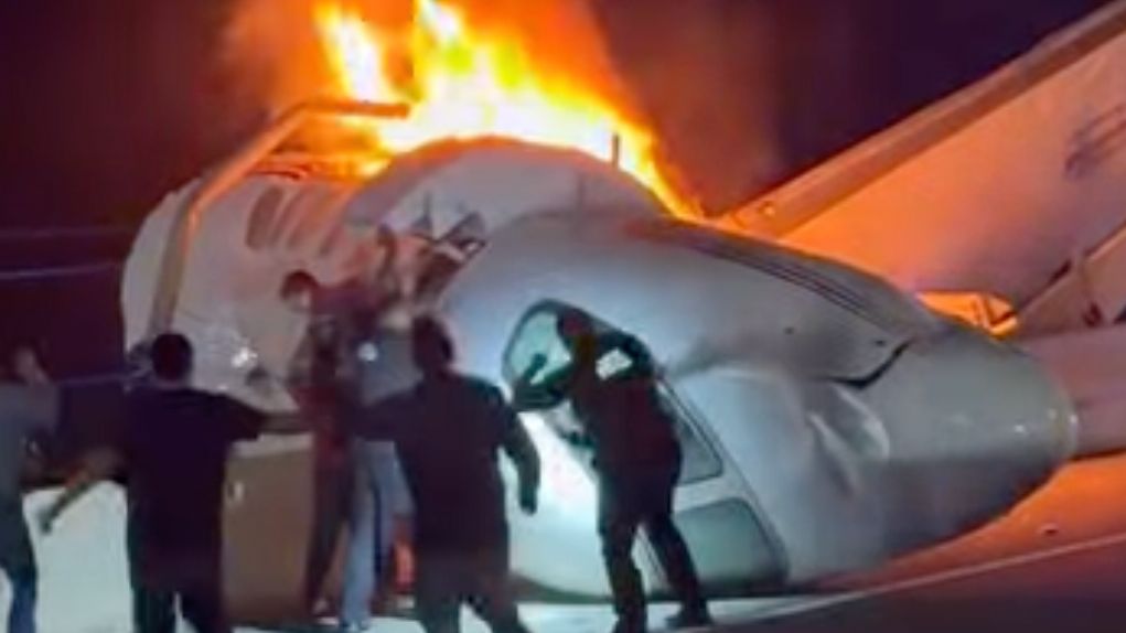 1 killed when small plane crashes on Texas highway