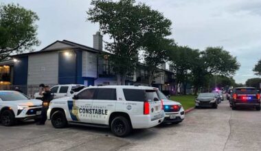 Suspect dead after shooting himself during SWAT standoff in SE Houston