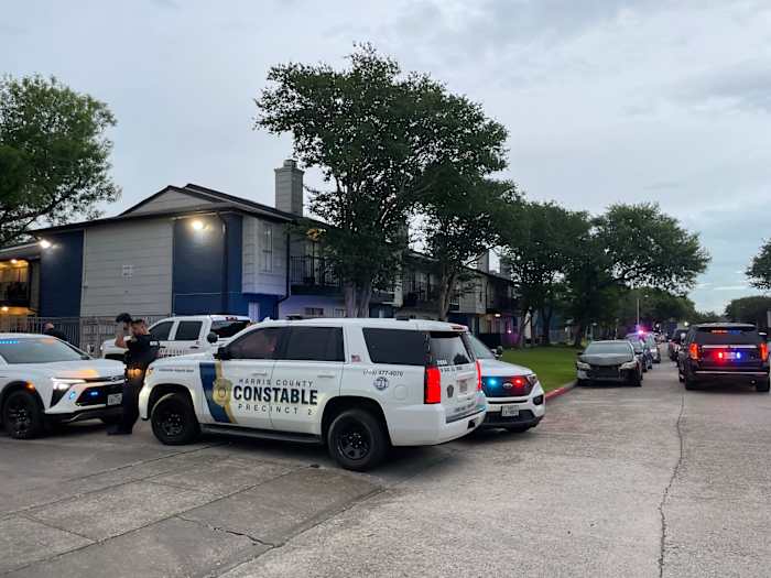 Suspect dead after shooting himself during SWAT standoff in SE Houston