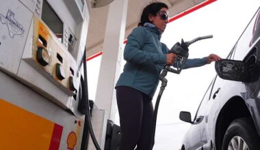 Texas gas prices drop again ahead of summer travel. Here's what it means for Houston drivers