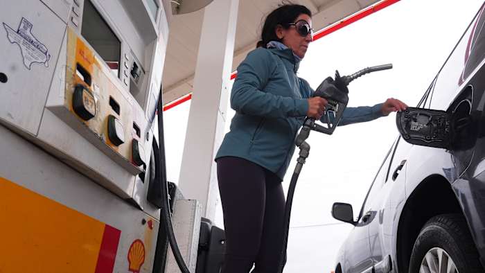 Texas gas prices drop again ahead of summer travel. Here's what it means for Houston drivers