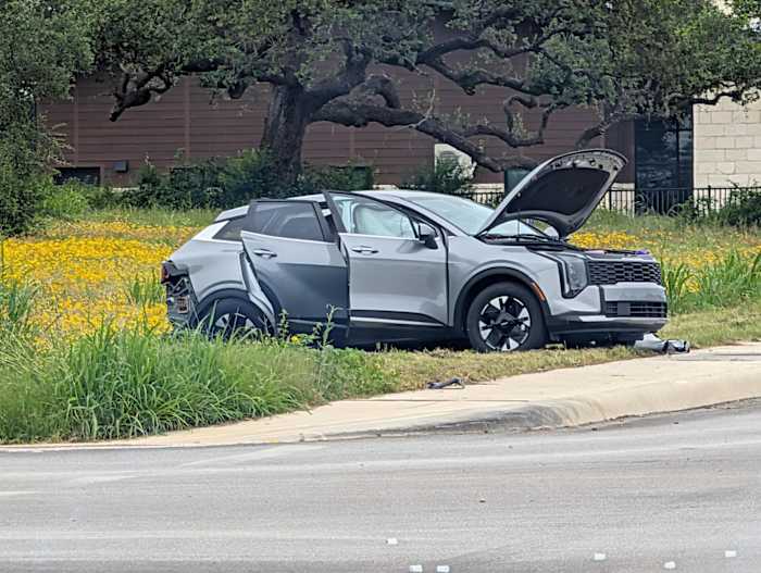 Semitruck crash critically injures 1, sends 2 others to hospital in far west Bexar County, BCSO says