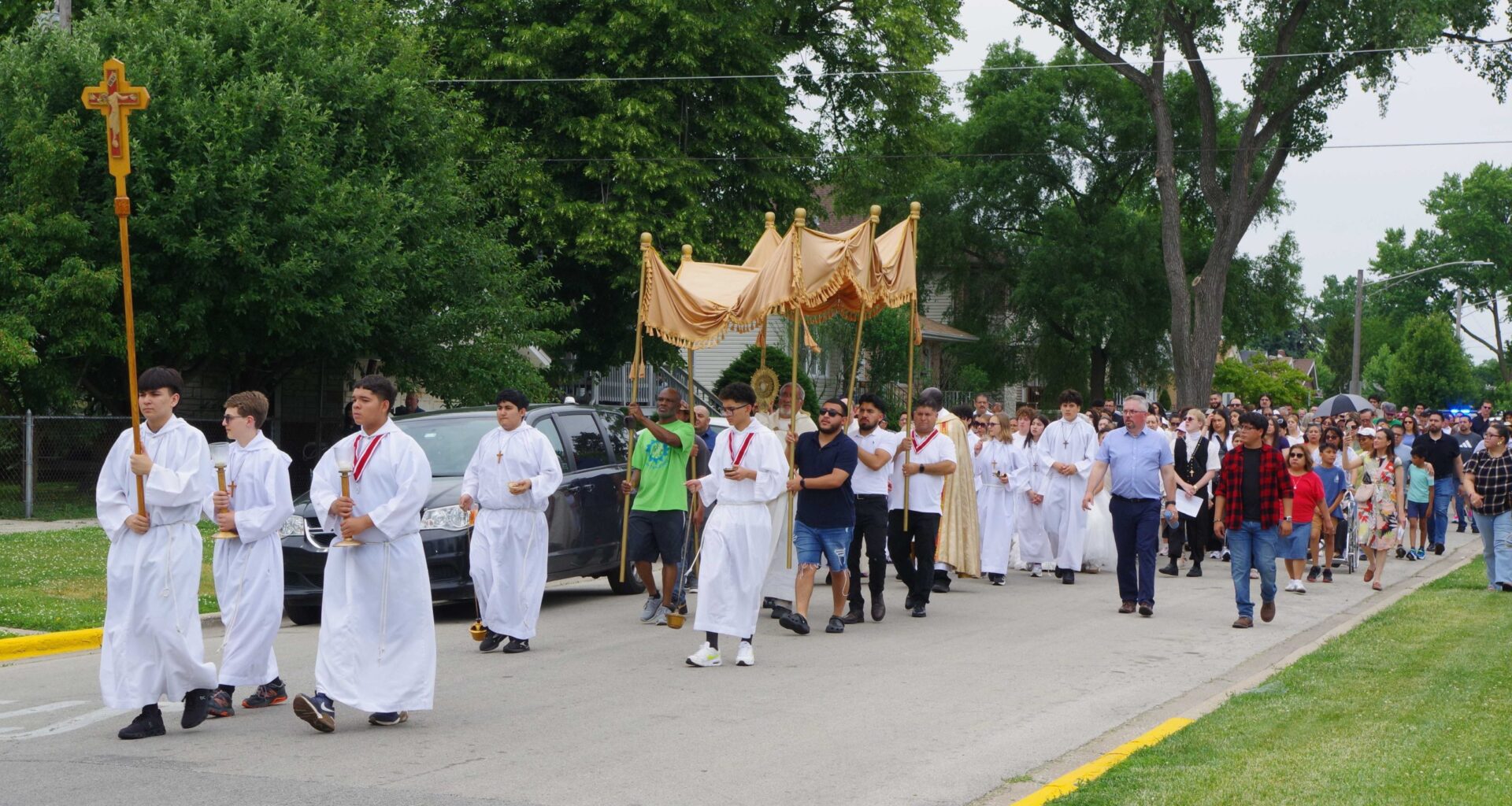 Children mark Corpus Christi celebration with solemn procession through Berwyn, Stickney