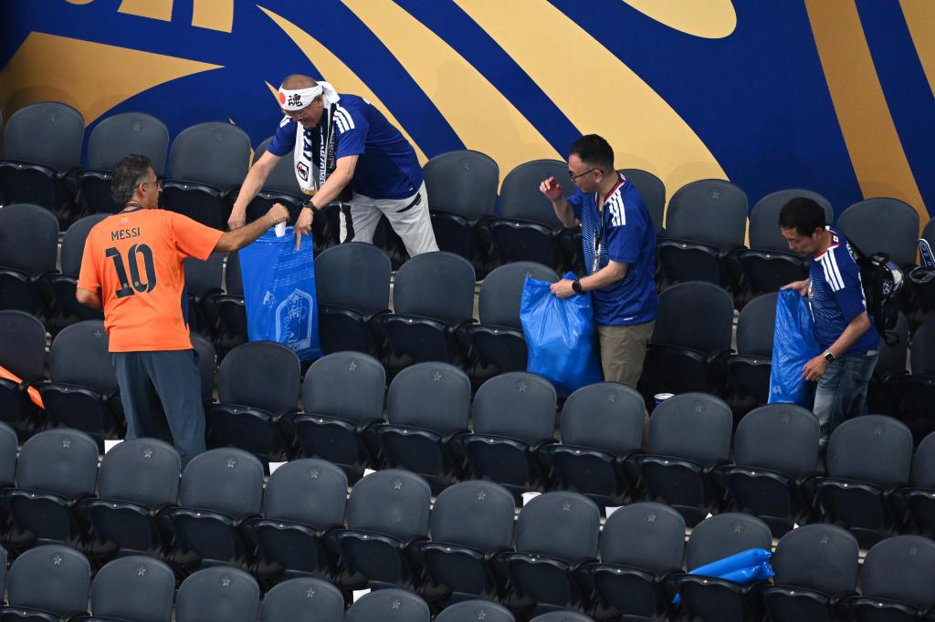 Japan fans use blue bags to uphold a cleansing World Cup tradition after draw – Baltimore Sun