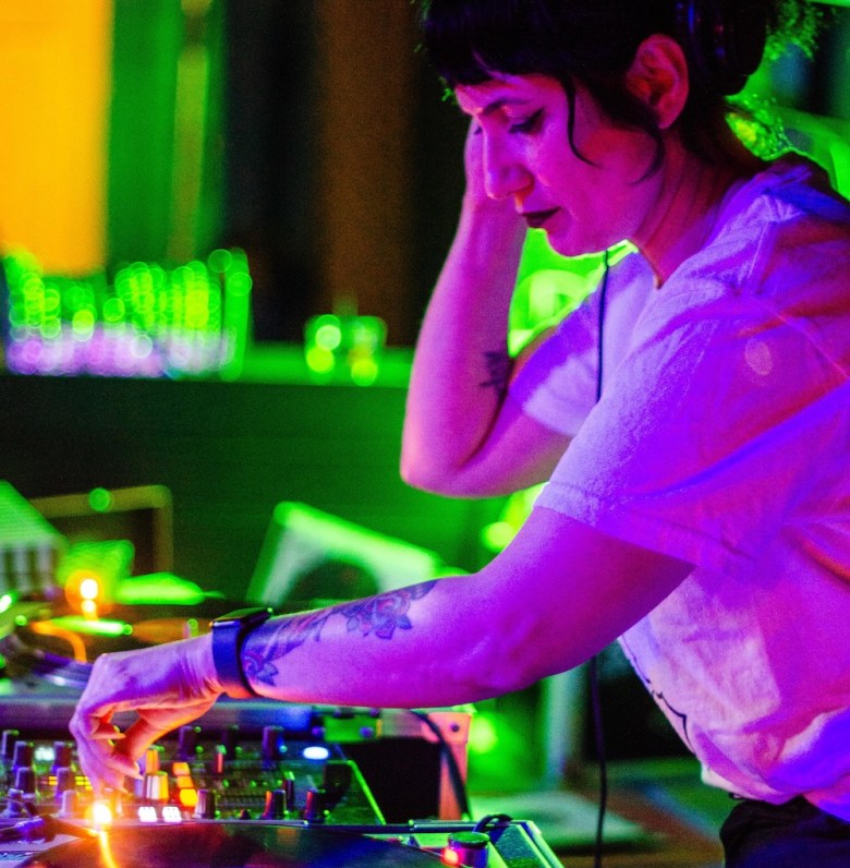 Viaje!’s Summer Vinyl Series is taking place at Pearl drinkery Jue Let.