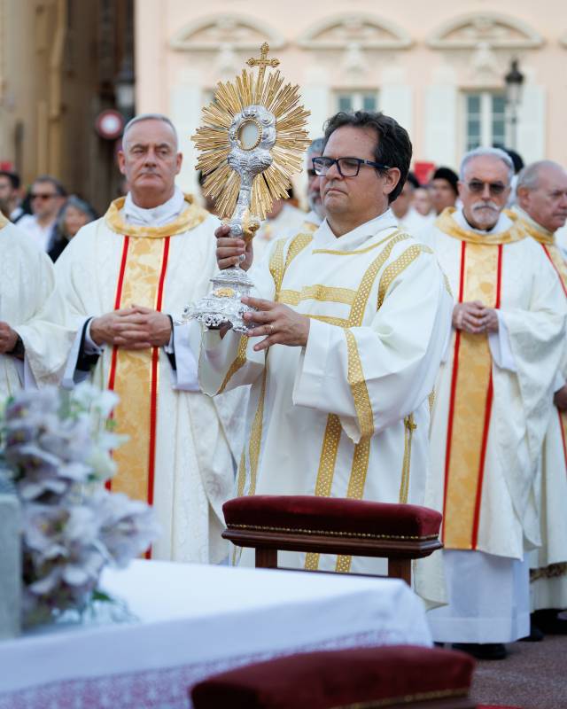 Princely Couple celebrates Corpus Christi from Palace Window