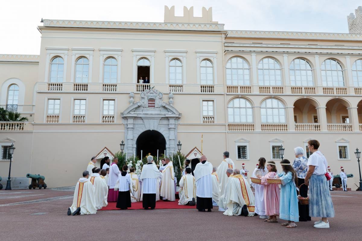 Princely Couple celebrates Corpus Christi from Palace Window