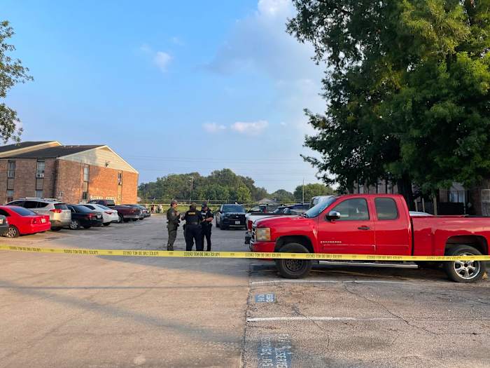 Woman dead, man in critical condition in believed murder and attempted suicide in SW Houston