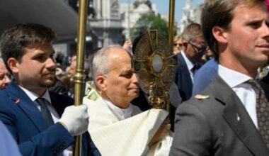 VATICAN – SPAIN Pope in Madrid on Corpus Christi: ‘no one can kneel before the Lord and despise their brother’