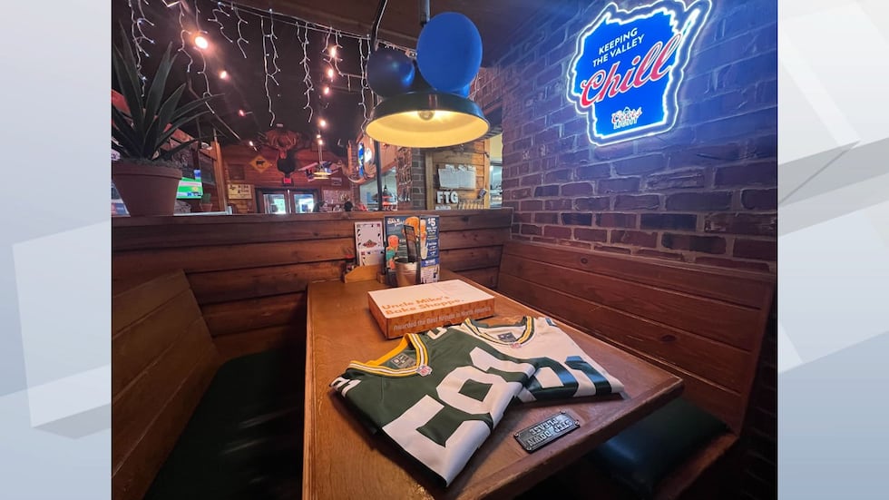 Virginia couple stops in Grand Chute on mission to visit every Texas Roadhouse