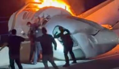 1 killed when small plane crashes on Texas highway, spurring rescue efforts by drivers