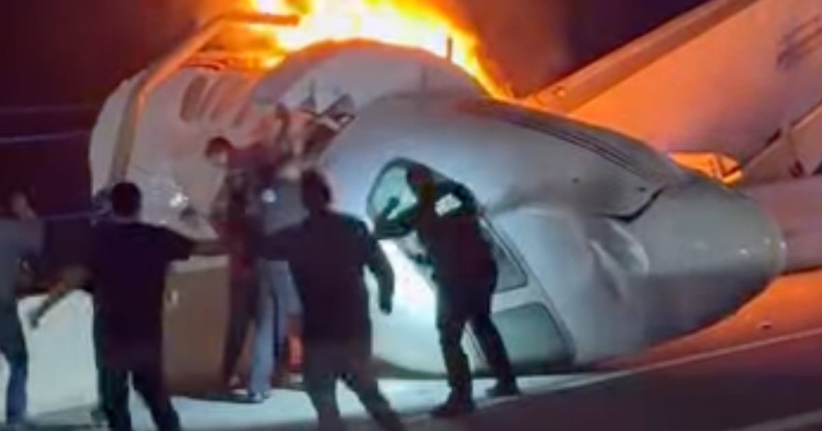 1 killed when small plane crashes on Texas highway, spurring rescue efforts by drivers