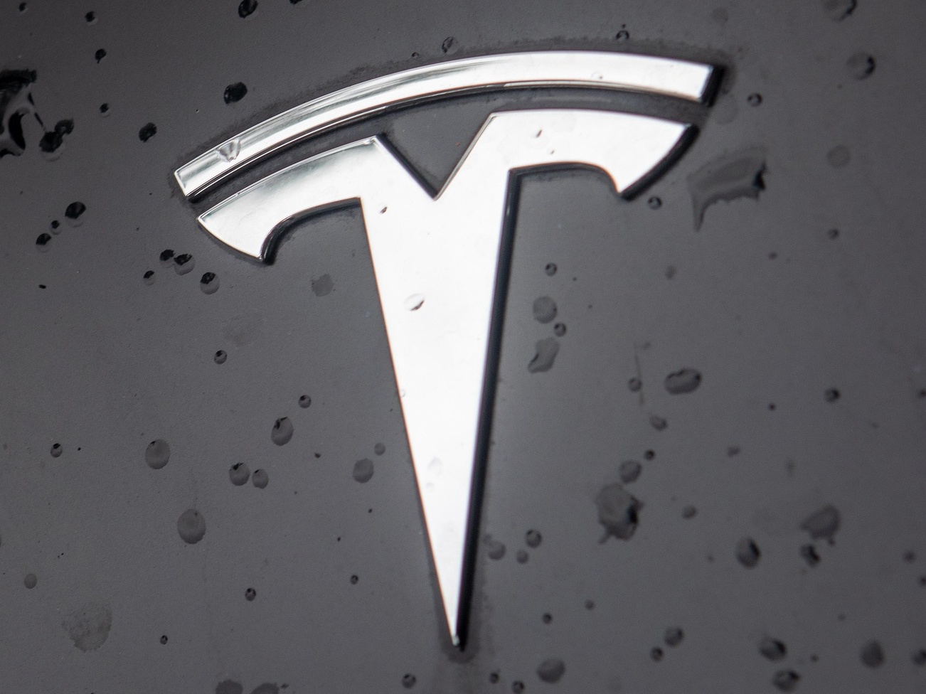 Tesla on autopilot kills 76-year-old woman in Texas home crash