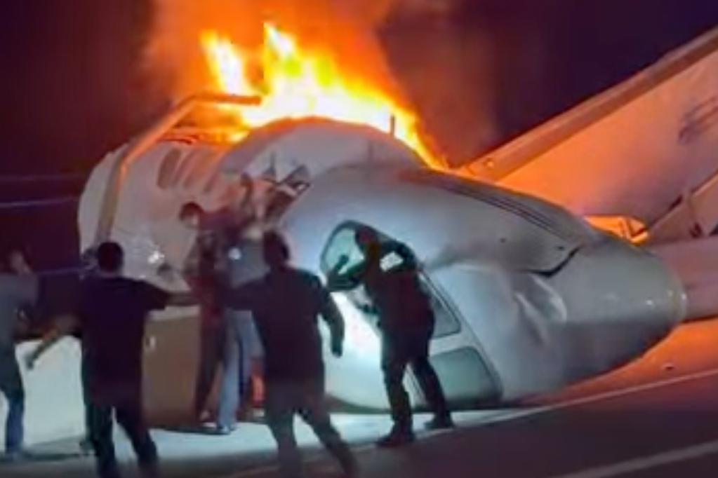 A passenger jumps out of a plane after it crashed on a Texas highway.