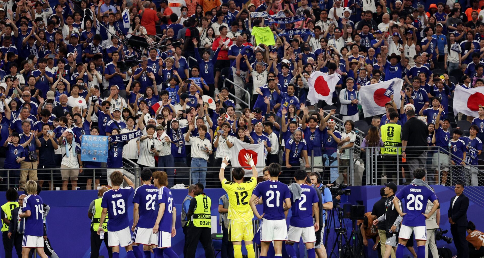 You Have to Respect Japanese Fans Cleaning Up the Trash at Jerry World