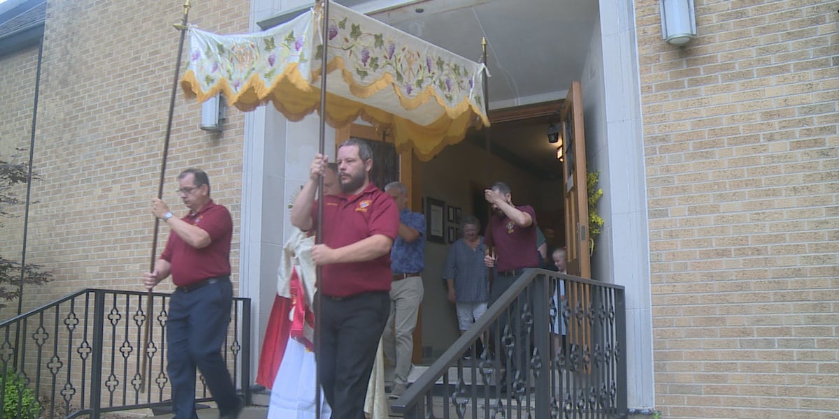 Parishioners celebrate Corpus Christi with procession through Lincoln streets
