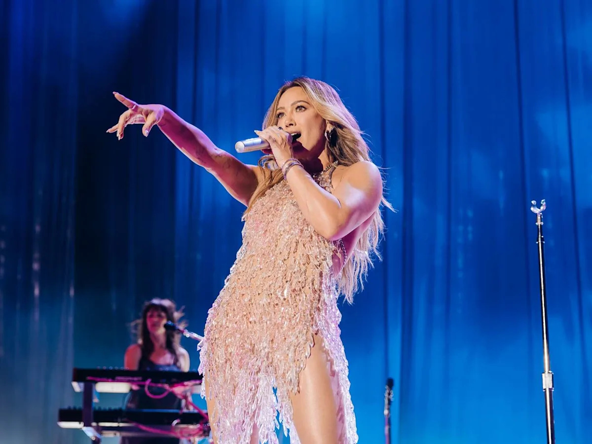 Hilary Duff has a Houston homecoming, shouts out Shipley & Escalante's, at sold-out Woodlands show