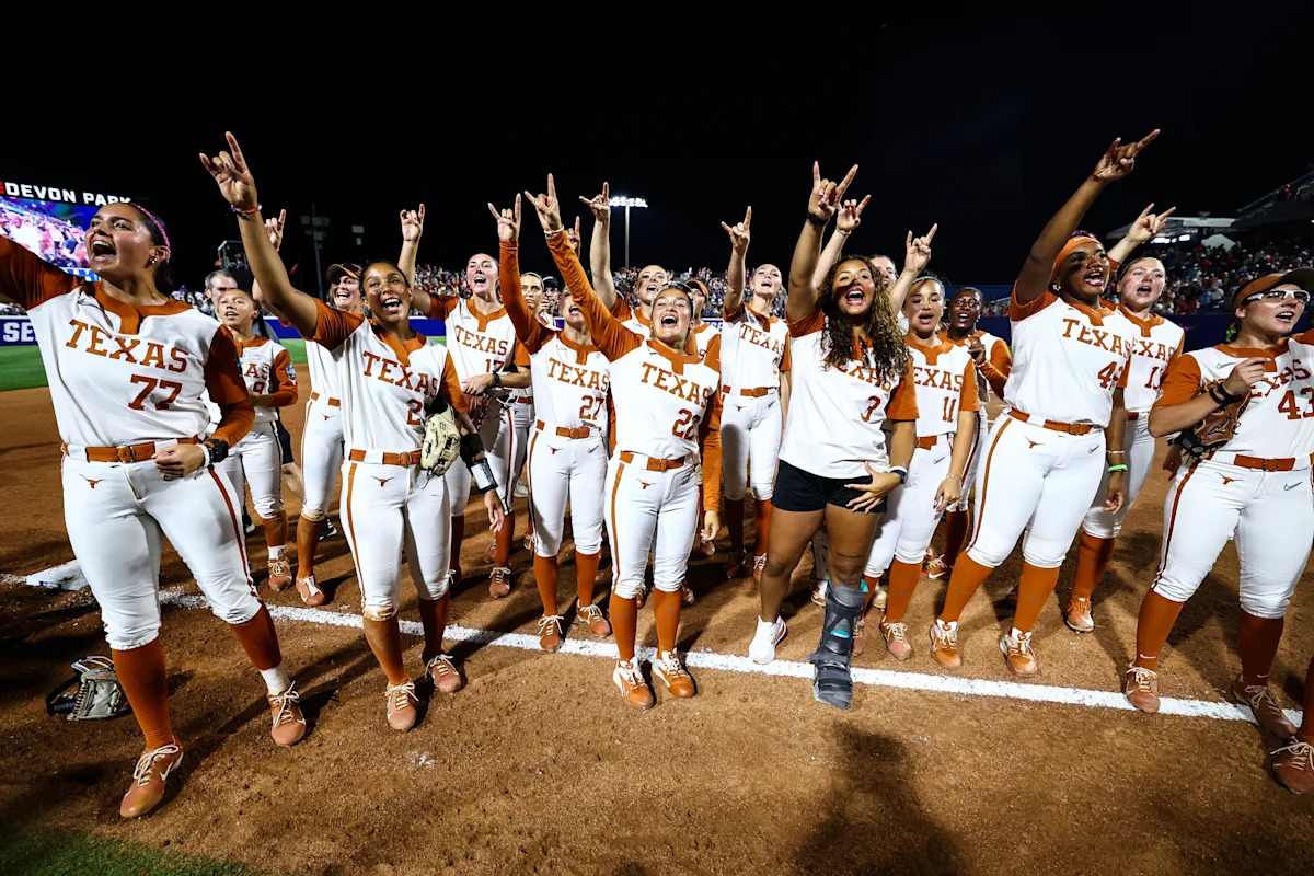 Texas defeats Texas Tech for second consecutive Women's College World Series national championship with 4-1 victory in Game 2