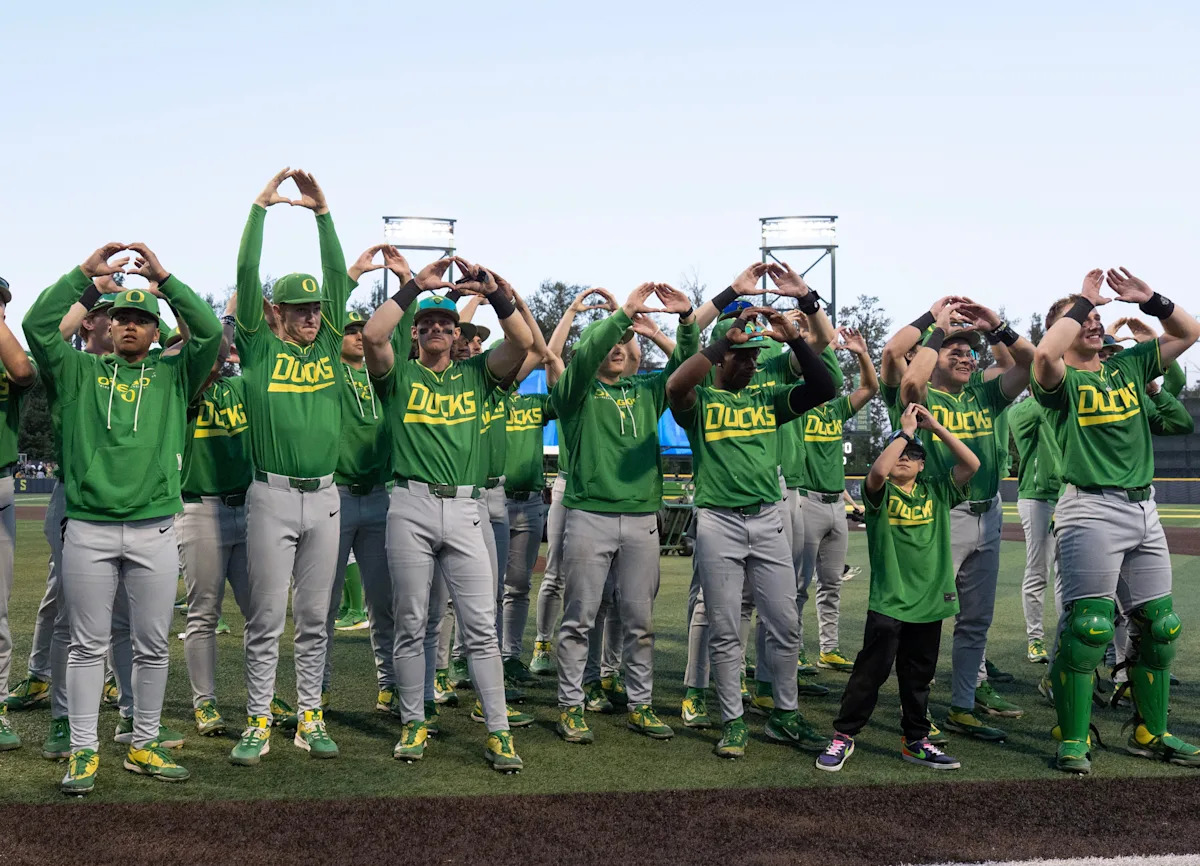 Ducks face Texas in Game 1 of Super Regionals: Live blog, analysis
