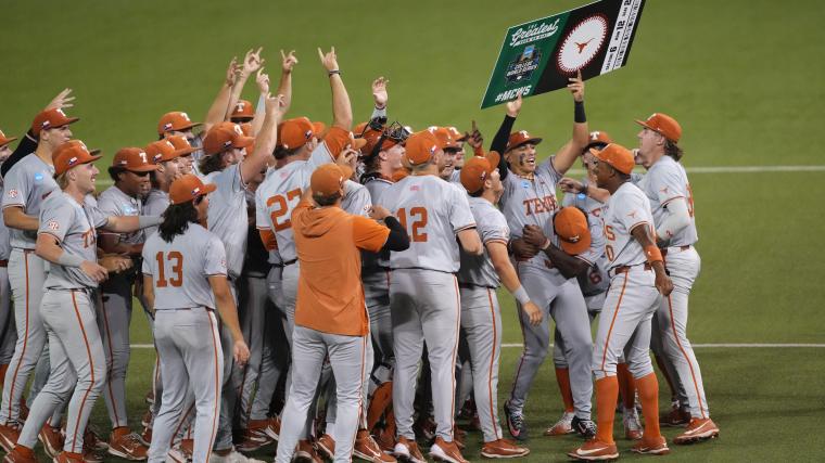 Texas Longhorns sweep Oregon Ducks in Supers, advance to first CWS since 2022