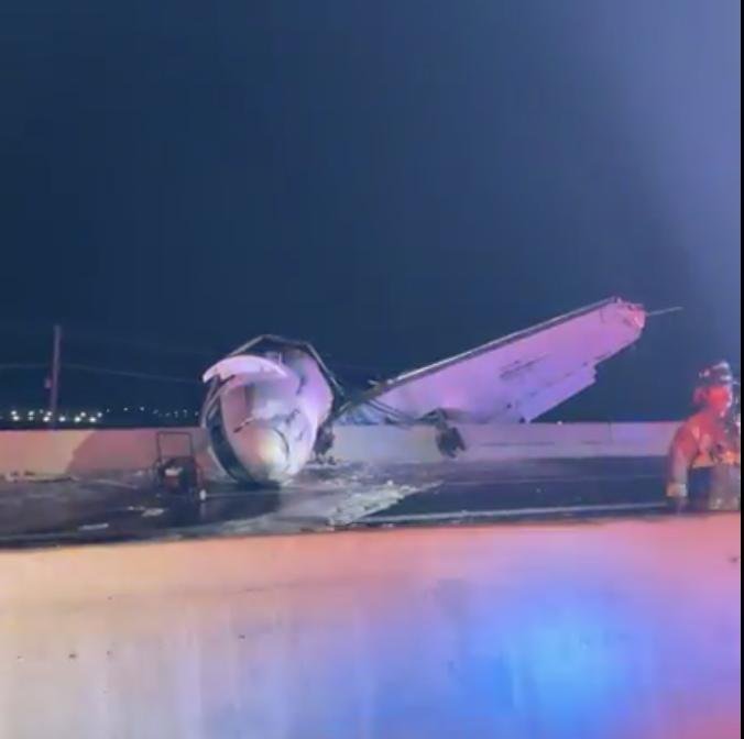 Small plane carrying 6 crashes on Texas highway, killing 1