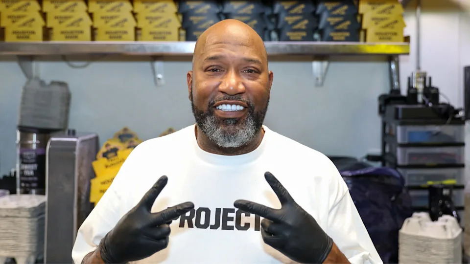 Bun B serving food.