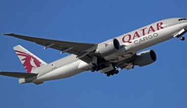 Video shows Boeing 777 making very low pass over Texas airfield