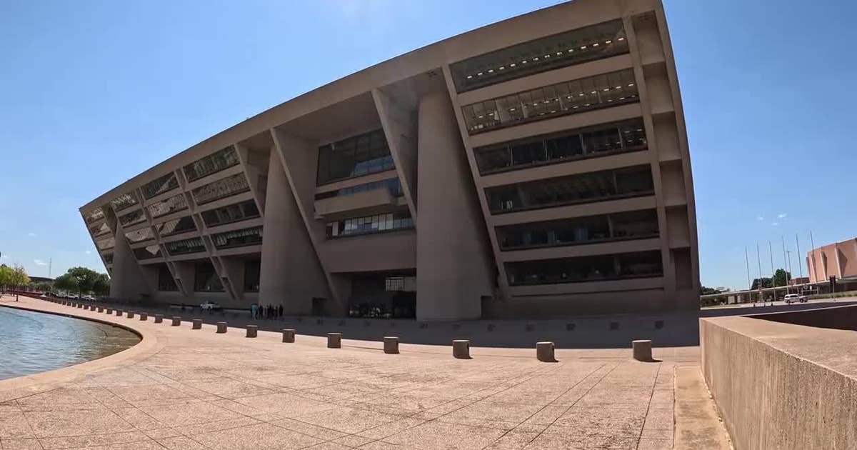 Dallas residents pack City Hall for meeting on building's future